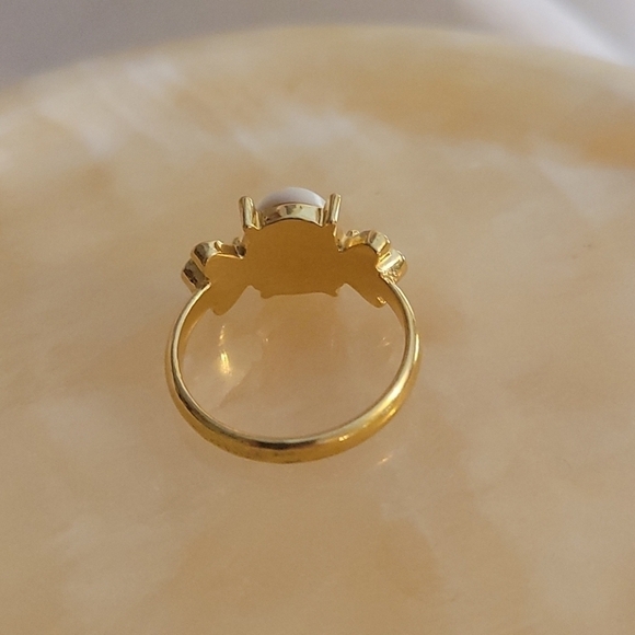 VTG AVON 1991 Goldtone Victorian Regency Mother of Pearl Ring - Picture 2 of 4